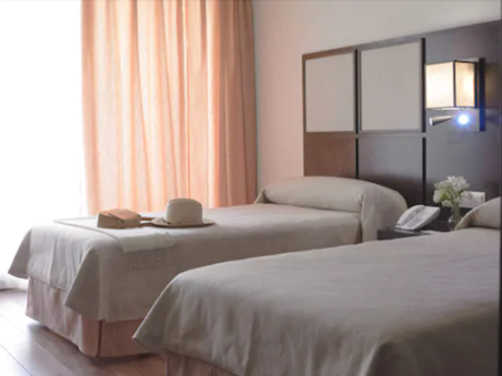 Hotel Isla De La Garena Alcalá de Henares Zimmer foto